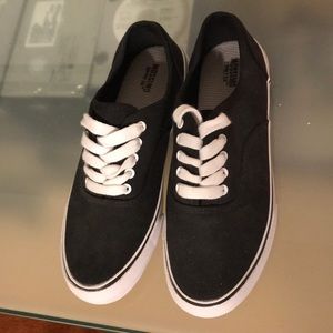 Women’s tennis shoes